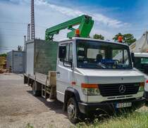 Mercedes-Benz T1 mit Kranaufbau. Foto: Juni, 2021.