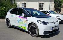 =VW ID.3 als Werbeträger für eCarSharing von RHÖNENERGIE FULDA, gesehen beim Bürgerfest  200 Jahre Landkreis Fulda  auf dem Gelände von Schloß Fasanerie im Juni 2022