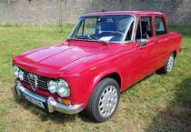 =Alfa Romeo Guilia 1300 ti, Bj. 1968, 1300 ccm, 115 PS, steht auf der Ausstellungsfläche für Oldtimerfahrzeuge beim Bürgerfest  200 Jahre Landkreis Fulda  auf dem Gelände von Schloß Fasanerie im Juni 2022.