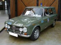 Alfa Romeo Giulia Giardinetta aus dem Jahr 1968. Diese wunderschöne  Giardinetta  wurde neben 23 anderen Giulia-Fahrzeugen bei der Carrozzeria Colli/Milano zu so genannten  Giardinetta-Kombis  umgebaut und an die Polizia di Autostrada ausgeliefert. Dieses Fahrzeug lief ab Februar 1968 bei der Autobahnpolizei rund um Rom. Der harte Betriebsalltag hat die meisten Fahrzeuge dieser Art dahin gerafft, so das nur noch drei Fahrzeuge dieses Typs bekannt sind. Der Vierzylinderreihenmotor aus der  Giulia Super  hat einen Hubraum von 1570 cm³ und leistet 112 PS. Classic Remise Düsseldorf am 30.12.2022.
