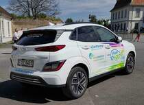 =Hyundai KONA Elektro als Werbeträger für eCarSharing von RHÖNENERGIE FULDA, gesehen beim Bürgerfest  200 Jahre Landkreis Fulda  auf dem Gelände von Schloß Fasanerie im Juni 2022