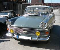 Opel Olympia Rekord P2, produziert von August 1960 bis Frühsommer 1963. Hier wurde eine zweitürige Limousine in der Farbkombination alabastergrau/rivagrau abgelichtet. Dieser Rekord ist ein 1700. Der stärkere 1.7l Motor mit 55 PS, kostete im Gegensatz zur Standardmotorisierung mit 1.5l und 50 PS einen Aufpreis von DM 75,00. Oldtimertreffen an der  Kokerei Zollverein  in Essen im Juli 2012.