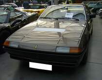 Ferrari 400i, gebaut in den Jahren von 1979 bis 1985. Der V12-Motor hat einen Hubraum von 4.823 cm³ und leistet 310 PS. Von diesem Modell wurden genau 1.305 Fahrzeuge produziert. Davon ca. 2/3 mit der erstmals bei Ferrari lieferbaren Getriebeautomatik. Der abgelichtete Wagen aus schweizerischen Erstbesitz ist allerdings Hand geschaltet und wurde 1980 erstmalig zugelassen. Classic Remise Düsseldorf am 30.12.2022.