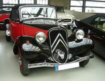 Citroen 11CV Cabriolet. Anfang des Jahres 1938 erschien der Citroen  Traction Avant  11CV auf der Basis des bereits im Jahr 1934 erschienen Citroen  Traction Avant  7CV. Neben der sehr erfolgreichen Limousine gab es noch ein so genanntes Faux-Cabriolet (falsches Cabriolet), also ein Coupe das mit dem Modelljahr 1939 schon wieder aus dem Verkaufsprospekt verschwand. Es blieb neben der Limousine dann nur noch das 4327 mal gebaut Cabriolet im Programm . Das gezeigte Cabriolet stammt aus dem Jahr 1952. Der Vierzylinderreihenmotor hat einen Hubraum von 1911 cm³ und leistet 56 PS. Die Höchstgeschwindigkeit wurde mit 120 km/h angegeben. Das Cabriolet war somit ca. 10 km/h schneller als die Limousine. Classic Remise Düsseldorf am 30.12.2022.