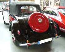 Heckansicht eines Citroen 11CV Cabriolet aus dem Jahr 1952. Classic Remise Düsseldorf am 30.12.2022.