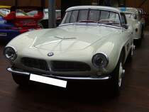 BMW 507 Touring Sport Roadster, produziert von 1956 bis 1959. Der von Albrecht Graf Goertz (*1914 *2006) gezeichnete 507, war der Star der Frankfurter Automobil Ausstellung des Jahres 1955. Es wurden lediglich 252 Autos dieses Typs gebaut. Der V8-Motor mit einem Hubraum von 3168 cm³ leistet 150 PS, bzw. in der USA-Ausführung 195 PS. Bei der USA-Ausführung wurde die Verdichtung von 1:7,8 auf 1:9 erhöht. Je nach Übersetzung der Hinterachse war eine Höchstgeschwindigkeit von 220 km/h möglich. Der gezeigte Wagen wurde 1957 gebaut und wurde vom Erstbesitzer mit dem selten bestellten Hardtopdach und Felgen mit Rudge-Verschlüssen bestellt. Classic Remise Düsseldorf am 30.12.2022.