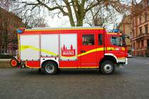 Feuerwehr Mainz Mercedes Benz Atego LF20 am 31.12.22 beim Silvesterschwimmen in Mainz am Rheinufer