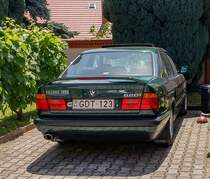 Rückansicht: grüner BMW 5er e34 in Oxford Green. Foto: Juni, 2021.