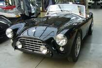 AC Ace-Bristol aus dem Jahr 1957. Die Besucher der London Motor Show des Jahres 1953 waren verwundert. AC stellte auf seinem Stand einen Ferrari aus? Des Rätsels Lösung: Es handelte sich um den neuen Sportwagen Ace der Marke AC aus Thames Ditton (Grafschaft Surrey), den der Designer John Tojeiro (*1923 +2005) in enger Anlehnung an den Ferrari 166 MM gezeichnet hatte. Das Publikum war begeistert. So richtig in  Fahrt  kam das Modell, als ab 1956 mit dem Sechszylinderreihenmotor von Bristol angeboten wurde. Dabei war dieser Motor aus einem BMW-Motor der 1930´er Jahre abgeleitet worden. Er hat einen Hubraum von 1971 cm³ und leistet 125 PS. Classic Remise Düsseldorf am 30.12.2022.