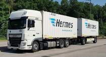 =DAF XF-Hängerzug der Spedition PFLAUM transportiert Container von HERMES, 06-2022