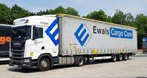 =Scania-Sattelzug der Spedition EWALS steht zur Fahrerpause an der A 7, 06-2022
