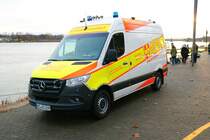 ASB Mainz Mercedes Benz Sprinter KTW am 31.12.22 beim Silvesterschwimmen in Mainz am Rheinufer