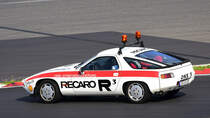 Porsche 928, ONS-Staffel (heute DMSB-Staffel) übernimmt die Streckensicherung R-Wagen werden als Arztwagen eingesetzt. Sie folgen mit einem Arzt und einem erfahrenem Rennfahrer besetzt. Hier beim 1000Km Classic Nürburgring am 18.9.2021
04.01.2023 Jürgen Senz

   