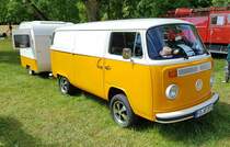 =VW T2 mit Wohnanhänger steht auf der Ausstellungsfläche für Oldtimerfahrzeuge beim Bürgerfest  200 Jahre Landkreis Fulda  auf dem Gelände von Schloß Fasanerie im Juni 2022.