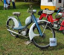 =NSU Quickly, als Repräsentant der 50er Jahre, steht auf der Ausstellungsfläche für Oldtimerfahrzeuge beim Bürgerfest  200 Jahre Landkreis Fulda  auf dem Gelände von Schloß Fasanerie im Juni 2022.