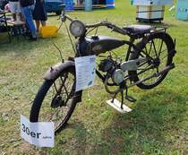 =Adler Phänomen, 98 ccm, 2,2 PS, als Repräsentant der 30er Jahre, steht auf der Ausstellungsfläche für Oldtimerfahrzeuge beim Bürgerfest  200 Jahre Landkreis Fulda  auf dem Gelände von Schloß Fasanerie im Juni 2022.