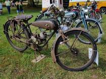 =Adler Phänomen, 98 ccm, 2,2 PS, als Repräsentant der 30er Jahre, steht auf der Ausstellungsfläche für Oldtimerfahrzeuge beim Bürgerfest  200 Jahre Landkreis Fulda  auf dem Gelände von Schloß Fasanerie im Juni 2022.