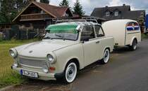 =Trabant 601 mit Wohnanhänger steht im Juni 2022 in Eiterfeld