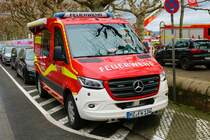 Feuerwehr Mainz Mercedes Benz Sprinter ELW der Wache 1 am 31.12.22 beim Silvesterschwimmen in Mainz am Rheinufer