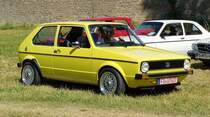=VW Golf I, sucht einen Stellplatz auf der Ausstellungsfläche für Oldtimerfahrzeuge beim Bürgerfest  200 Jahre Landkreis Fulda  auf dem Gelände von Schloß Fasanerie im Juni 2022.