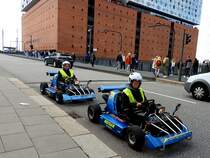 Straßenkarts knattern mit ihren 14PS im Doppelpack bei der Hamburger Elbphilharmonie vorbei; 220531
