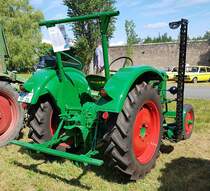 =Deutz D 30, Bj. 1962, 1700 ccm, 28 PS, steht auf der Ausstellungsfläche für Oldtimerfahrzeuge beim Bürgerfest  200 Jahre Landkreis Fulda  auf dem Gelände von Schloß Fasanerie im Juni 2022.