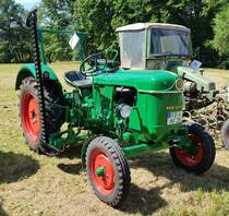 =Deutz D 30, Bj. 1962, 1700 ccm, 28 PS, steht auf der Ausstellungsfläche für Oldtimerfahrzeuge beim Bürgerfest  200 Jahre Landkreis Fulda  auf dem Gelände von Schloß Fasanerie im Juni 2022.
