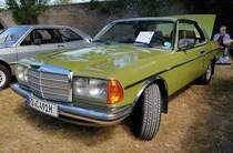 =Mercedes Benz Baureihe 123, steht auf der Ausstellungsfläche für Oldtimerfahrzeuge beim Bürgerfest  200 Jahre Landkreis Fulda  auf dem Gelände von Schloß Fasanerie im Juni 2022.