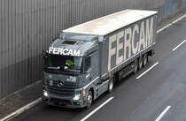 FERCAM Slovakia, s.r.o. mit einem Sattelzug und MB ACTROS 1845 Zugmaschine am 06.01.23 Berlin Stadtautobahn Höhe Messedamm.