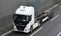 Neue IVECO S-WAY 530 Sattelzugmaschine mit Containertrailer (ohne Ladegut) am 06.01.23 Berliner Stadtautobahn Höhe Messedamm.