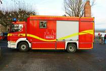 Feuerwehr Mainz Mercedes Benz Atego GW-Mess am 31.12.22 beim Silvesterschwimmen in Mainz am Rheinufer