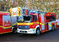 Feuerwehr Mainz Mercedes Benz Atego DLK 23/12 am 31.12.22 beim Silvesterschwimmen in Mainz am Rheinufer