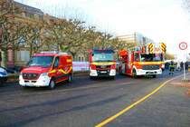 Löschzug 2 der Feuerwehr Mainz mit Mercedes Benz Sprinter ELW und Atego DLK und MAN TGM HLF 20/16 in der Mitte am 31.12.22 beim Silvesterschwimmen in Mainz am Rheinufer