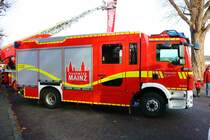 Feuerwehr Mainz MAN TGM HLF 20/16 (Fahrzeug 17) 31.12.22 beim Silvesterschwimmen in Mainz am Rheinufer