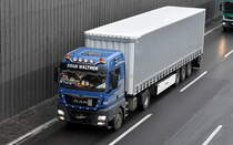 Kran + Transportbetrieb Reinhard Walther GmbH mit einem Sattelzug mit MAN Zugmaschine am 06.01.23 Berliner Stadtautobahn Höhe Messedamm.