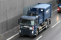 Alba Recycling GmbH - ALBA Group mit einem VOLVO FM 410 Abrollkipper mit Spezialmüllpresse-Abrollbehältnis am 06.01.23 Berlin Stadtautobahn Höhe Messedamm. 
