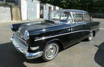 Opel Rekord P1 in der Karosserieversion zweitürige Limousine, gebaut von 1957 bis 1960. Während seiner 35-monatigen Produktionszeit, baute Opel 384.692 Limousinen (zwei- und viertürig), 109.282 Kombimodell CarAvan und 15.136 Kastenlieferwagen (ohne hintere seitliche Verglasung) von diesem Modell. Motorisiert war der P1 mit einem Vierzylinderreihenmotor mit einer Leistung von 45 PS aus einem Hubraum von 1488 cm³. Gegen einen Aufpreis von DM 75,00, konnte man einen 1.7l Motor mit 55 PS ordern. Da der P1 auch in die USA exportiert wurde und dort über das Buick-Händlernetz vertrieben wurde, erhielt er häufig den Spitznamen  Bauern-Buick . Der gezeigte P1 stammt aus dem Jahr 1959. Opel Treffen an Mo´s Bikertreff in Krefeld.