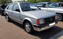 Opel Kadett D in der Karosserieversion dreitürige Limousine. Das Modell lief von 1979 bis 1984 in Bochum vom Band. Mit dem Kadett D hielt der Frontantrieb bei Opel Einzug. Es waren etliche Vierzylinderreihenmotoren lieferbar, die mit einem Hubraum zwischen 1.0l und 1.8l aufwarten konnten. Der gezeigte Kadett D in der recht luxuriösen GLS-Ausstattung lief im letzten Modelljahr 1984 vom Band. Oldtimertreffen Zeche Ewald im Mai 2018.