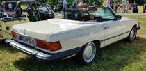 =MB 380 SL, Bj. 1984, 3839 ccm, 155 PS, steht auf der Ausstellungsfläche für Oldtimerfahrzeuge beim Bürgerfest  200 Jahre Landkreis Fulda  auf dem Gelände von Schloß Fasanerie im Juni 2022.