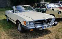 =MB 380 SL, Bj. 1984, 3839 ccm, 155 PS, steht auf der Ausstellungsfläche für Oldtimerfahrzeuge beim Bürgerfest  200 Jahre Landkreis Fulda  auf dem Gelände von Schloß Fasanerie im Juni 2022.