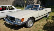 =MB 380 SL, Bj. 1984, 3839 ccm, 155 PS, steht auf der Ausstellungsfläche für Oldtimerfahrzeuge beim Bürgerfest  200 Jahre Landkreis Fulda  auf dem Gelände von Schloß Fasanerie im Juni 2022.