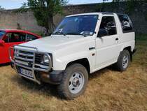 =Daihatsu Feroza steht auf der Ausstellungsfläche für Oldtimerfahrzeuge beim Bürgerfest  200 Jahre Landkreis Fulda  auf dem Gelände von Schloß Fasanerie im Juni 2022.