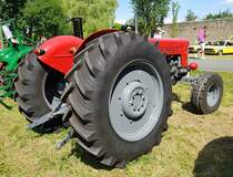 =MF 65, Bj. 1960, 3125 ccm, 54 PS, steht auf der Ausstellungsfläche für Oldtimerfahrzeuge beim Bürgerfest  200 Jahre Landkreis Fulda  auf dem Gelände von Schloß Fasanerie im Juni 2022.