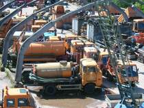 IFA W50L Saugwagen und andere Fahrzeuge der Firma Teichmann in Werdau unterhalb der neuen Stra�e auf der das diesj�hrige Treffen stadfand