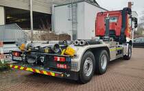 =MB Arocs der Feuerwehr FLIEDEN als Transportfahrzeug für den Abrollbehälter AB Wasser der Feuerwehr Flieden, gesehen im Januar 2023 bei einem Ausbildungsvorhaben an der Feuerwache HÜNFELD MITTE.