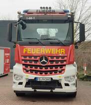 =MB Arocs der Feuerwehr FLIEDEN als Transportfahrzeug für den Abrollbehälter AB Wasser der Feuerwehr Flieden, gesehen im Januar 2023 bei einem Ausbildungsvorhaben an der Feuerwache HÜNFELD MITTE.
