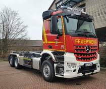 =MB Arocs der Feuerwehr FLIEDEN als Transportfahrzeug für den Abrollbehälter AB Wasser der Feuerwehr Flieden, gesehen im Januar 2023 bei einem Ausbildungsvorhaben an der Feuerwache HÜNFELD MITTE.