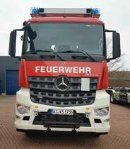 =MB Arocs 2642 als Katastrophenschutzfahrzeug des Landes HESSEN, hier als Transporter für den Abrollbehälter AB 11 Waldbrand der Feuerwehr LAUTERBACH, gesehen im Januar 2023 bei einem Ausbildungsvorhaben an der Feuerwache HÜNFELD MITTE.