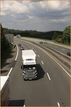 Neben den Stahltransporten im Raum Ruhrgebiet und BeNeLux sind Teil- und Komplettladungen das Aufgabengebiet von INTERLINER. Eingesetzt werden Scania Highline R500 bzw R580 und DAF XF105.460SC (?). Im Bild f�hrt ein Scania R580 \8/ vor dunklen Wolken in Richtung S�den.