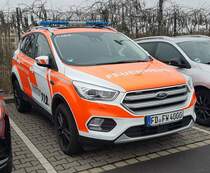 =Ford Kuga als Kommandowagen der Feuerwehr FULDA, steht im Januar 2023 anl. eines Ausbildungsvorhabens an der Feuerwache HÜNFELD MITTE.